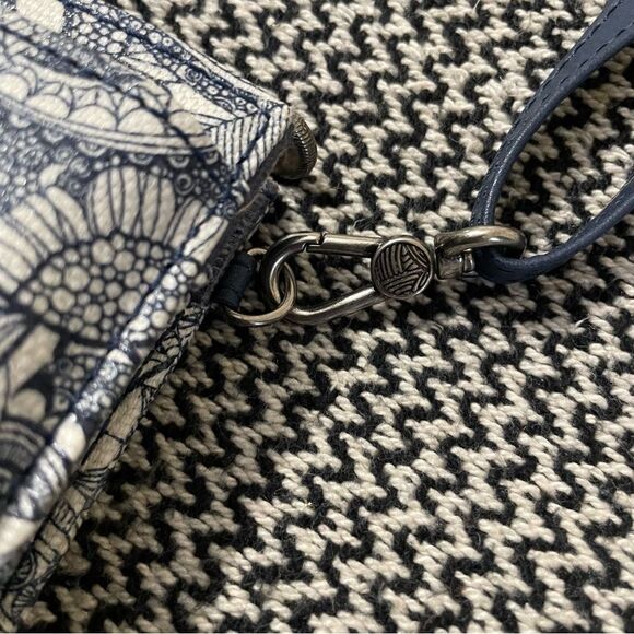 Sakroots Olympic Navy Floral Crossbody Phone Holder Wallet - Picture 6 of 11